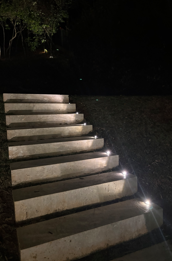  Escada iluminada com balizadores direcionando a pessoa